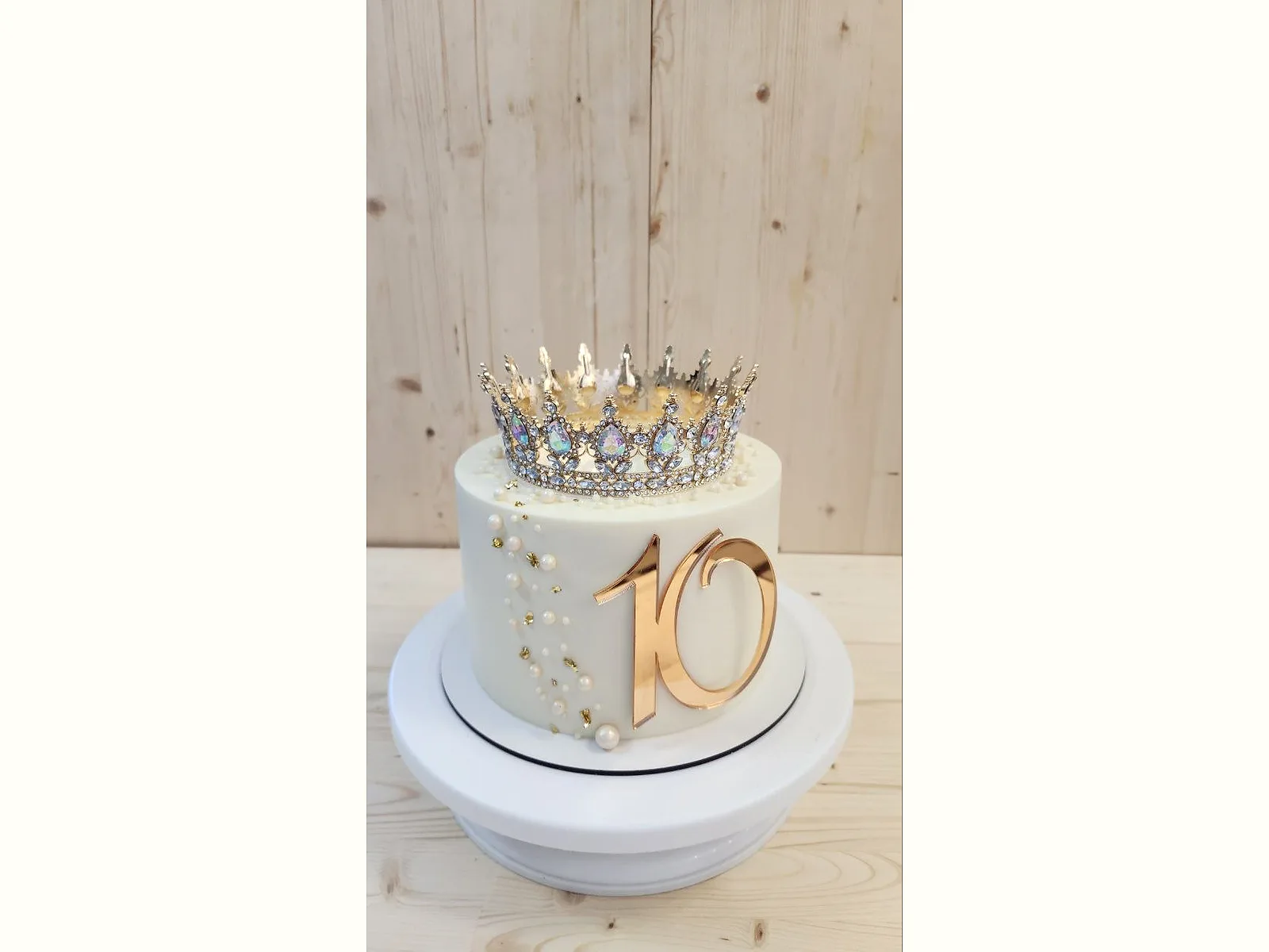 Белый праздничный торт с короной, цифрой 10 и жемчужным декором